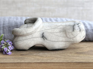 Sleepy white cat kami guardian spirit sculpture | Shinto shamanism raku statue