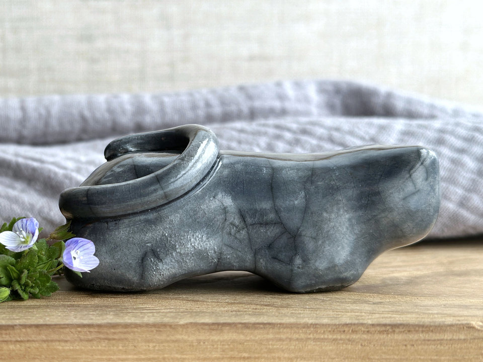 Sleepy grey cat kami guardian spirit sculpture | Shinto shamanism raku statue