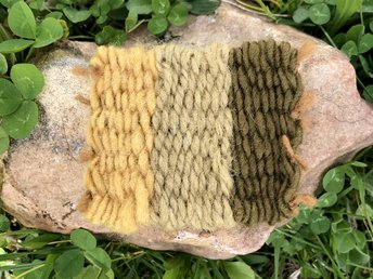 Small (mini) hand-woven tatami mat in organic wool for Jizo and kami sculptures. Lovely for Shinto kamidana shrine. Plant-dyed green and yellow colours.